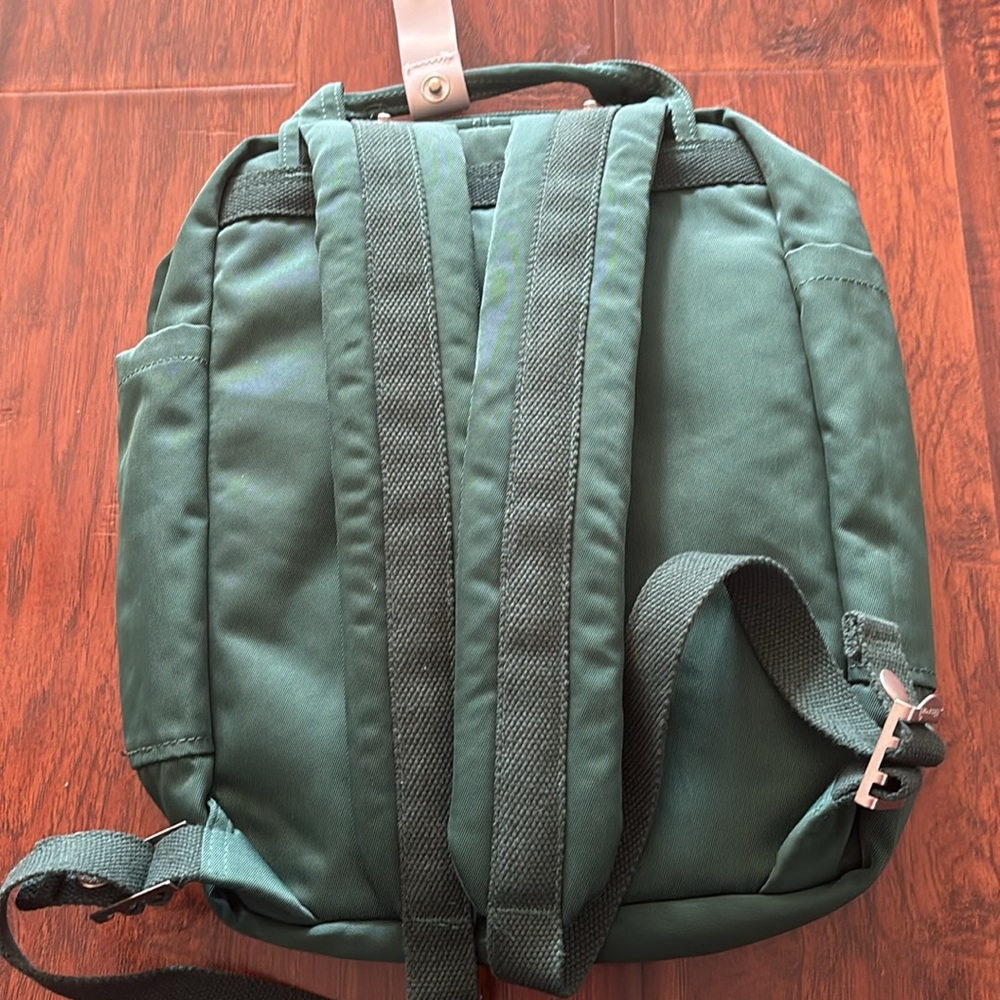 Green backpack - Picture 3 of 5